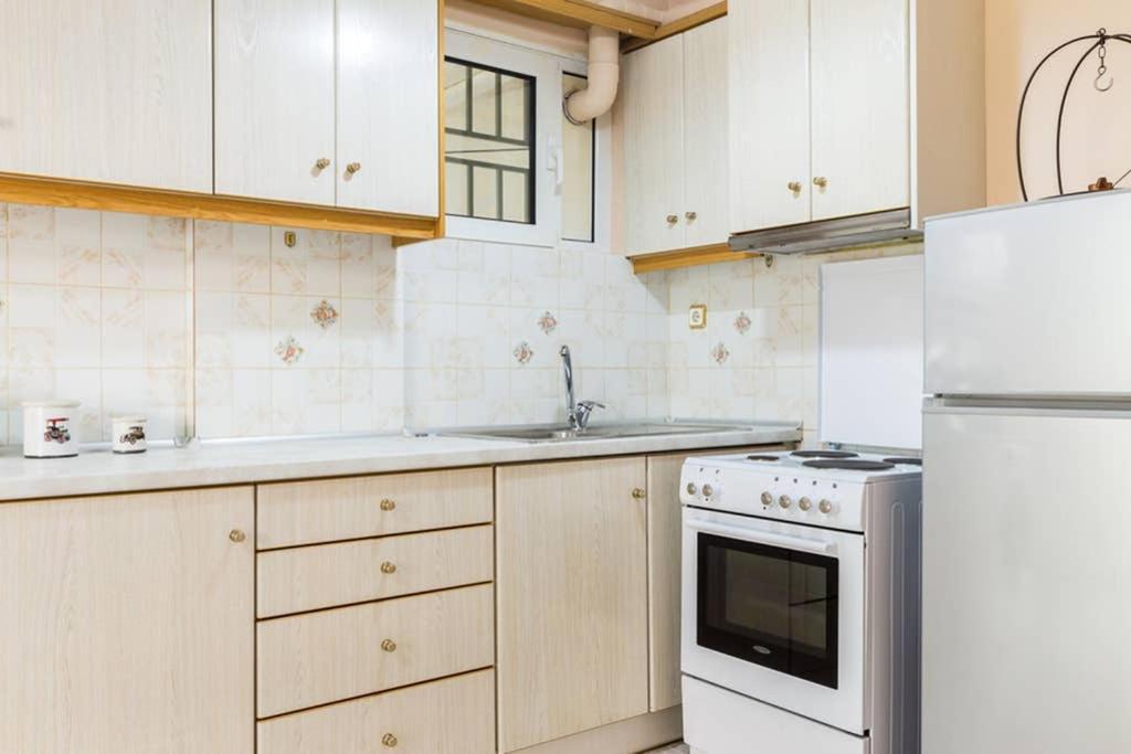 Sunny Apartment With 2 Bedrooms And Garden Глифада Экстерьер фото