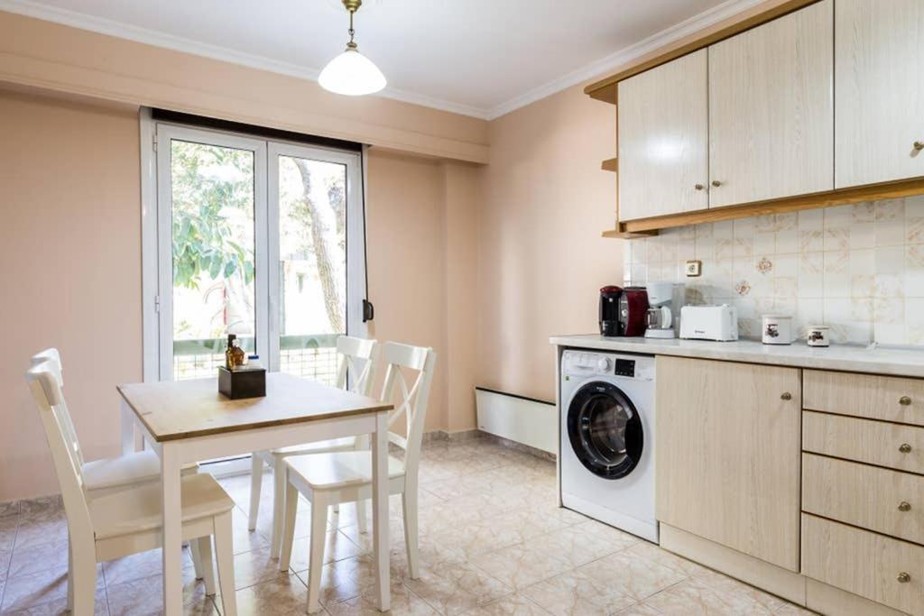 Sunny Apartment With 2 Bedrooms And Garden Глифада Экстерьер фото